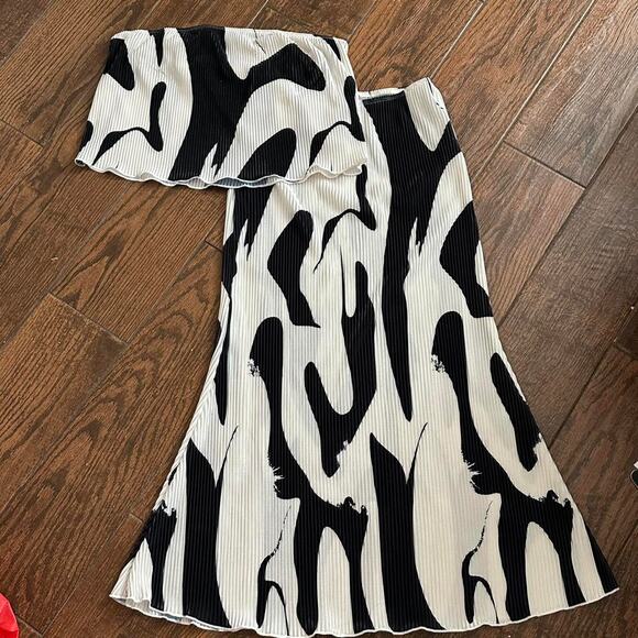 Black and white zebra print - Picture 1 of 2